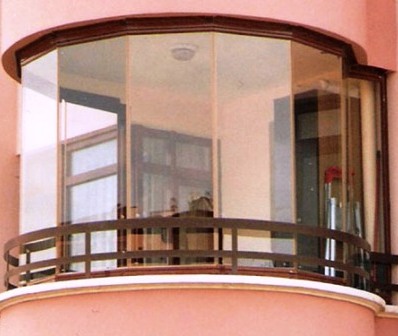 Раздвижное остекление закруглённого балкона